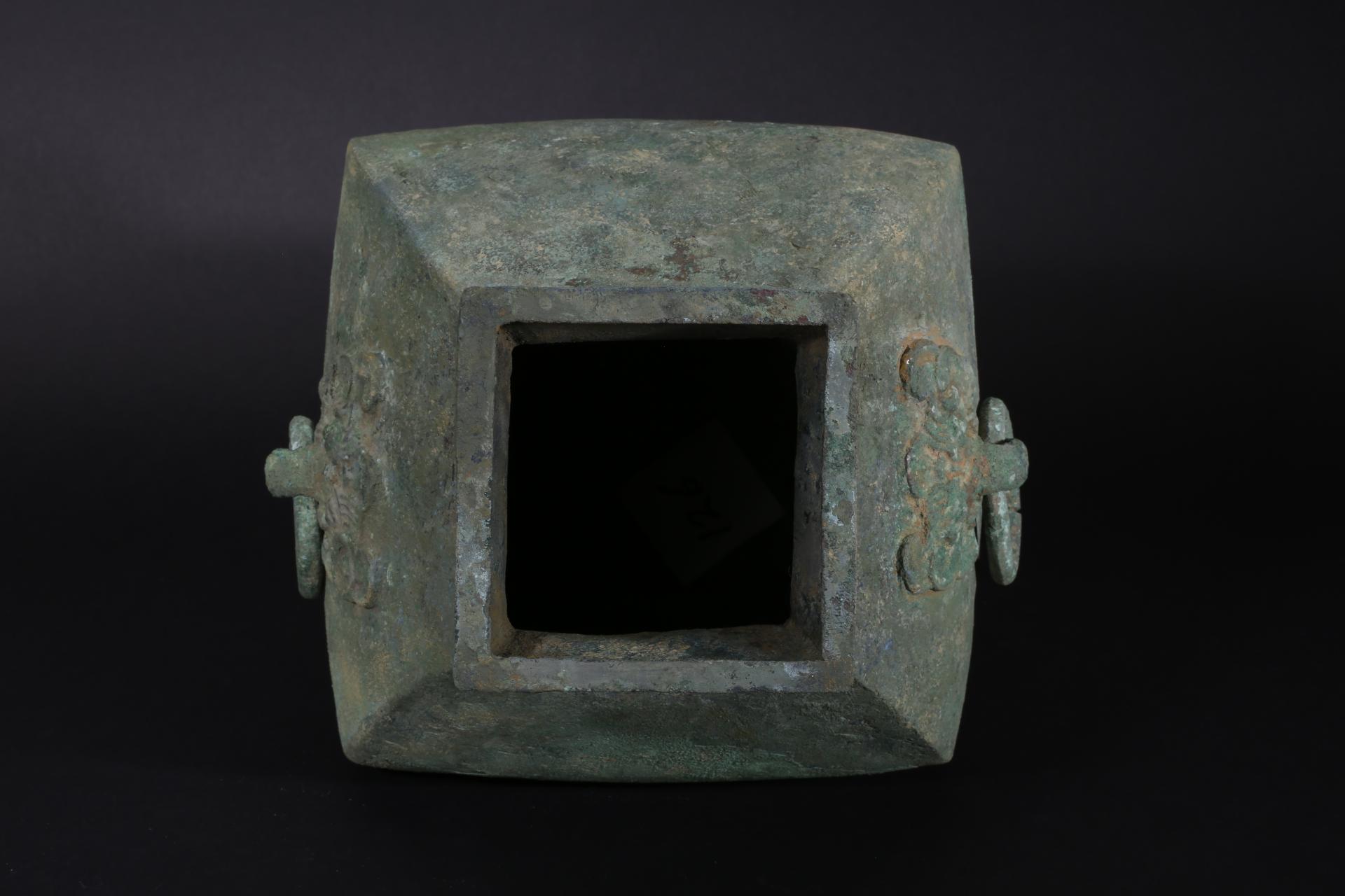 东汉铺首衔环铜钫壶