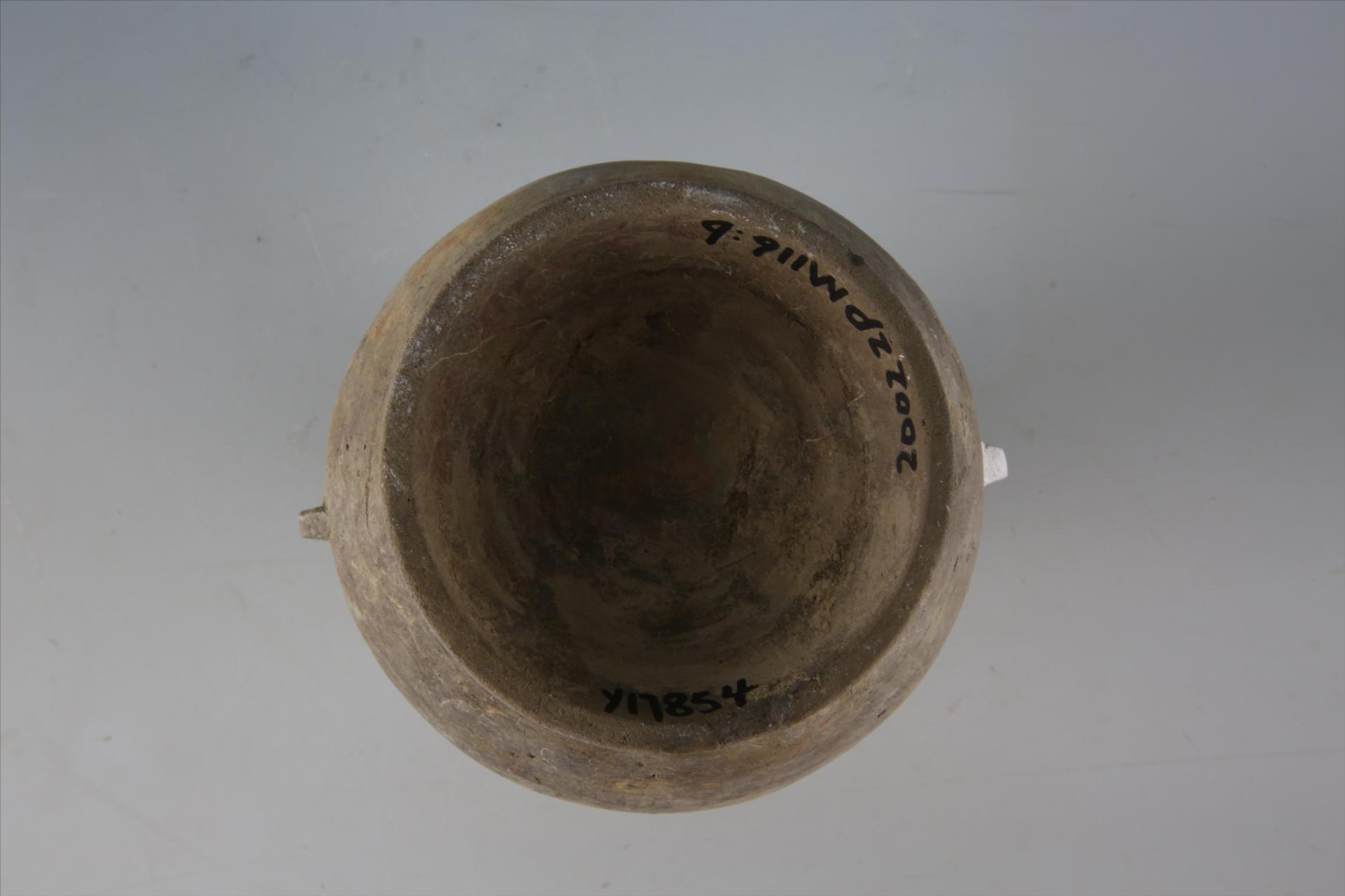 西汉盘口束颈鼓腹圈足半环耳弧顶盖凹弦纹红彩泥质灰褐陶壶