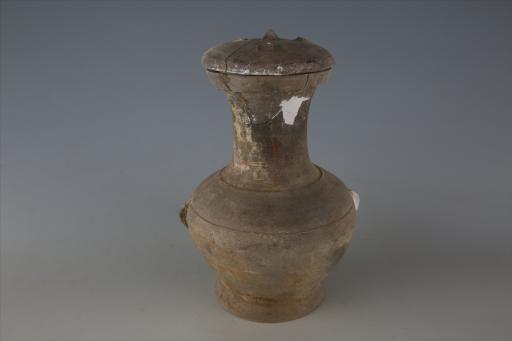 西汉盘口束颈鼓腹圈足半环耳弧顶盖凹弦纹红彩泥质灰褐陶壶