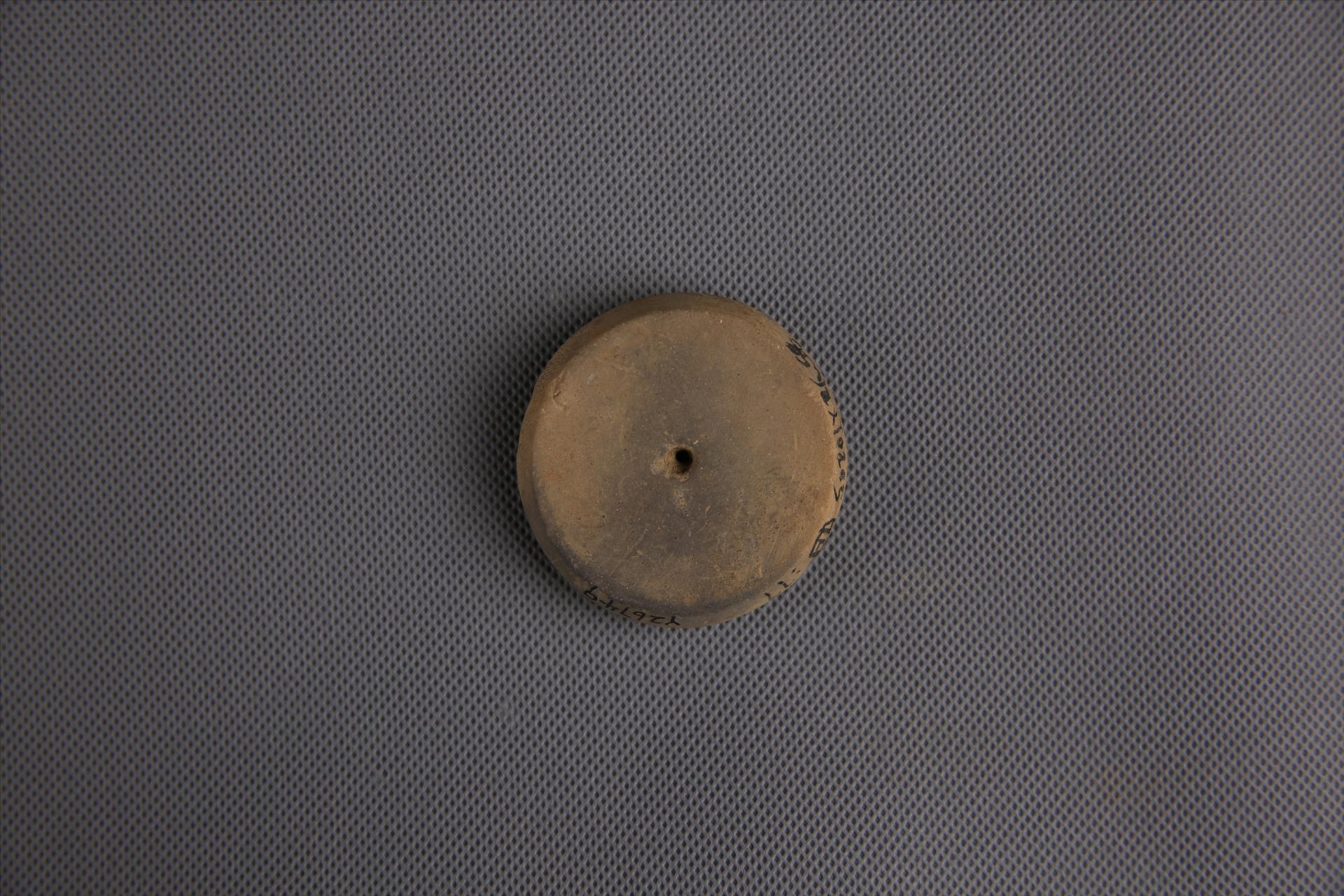 新石器时代屈家岭文化圆饼形中穿夹砂黄褐陶纺轮