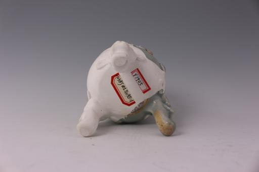 明立耳浮雕龙纹蹄足梅花纹瓷香炉