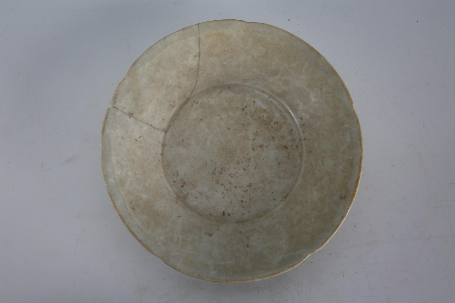 宋葵瓣口圈足青白釉瓷盘