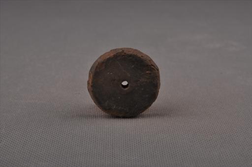 新石器时代屈家岭文化圆饼形中穿夹细砂褐陶纺轮