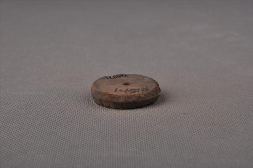 新石器时代屈家岭文化圆饼形中穿夹细砂褐陶纺轮