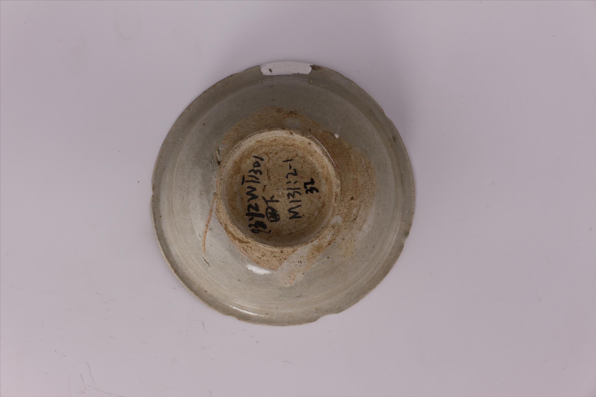 宋折沿圈足影青釉瓷碗