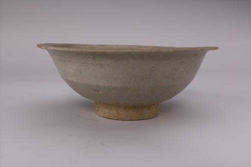 宋折沿圈足影青釉瓷碗