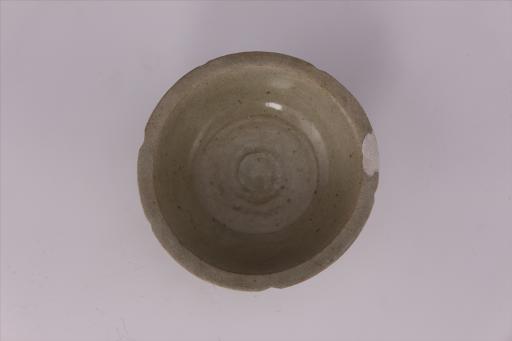 宋折沿圈足影青釉瓷碗