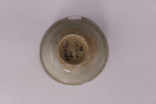 宋折沿圈足影青釉瓷碗