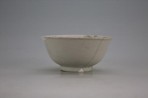 明弧腹圈足青花青白釉瓷碗