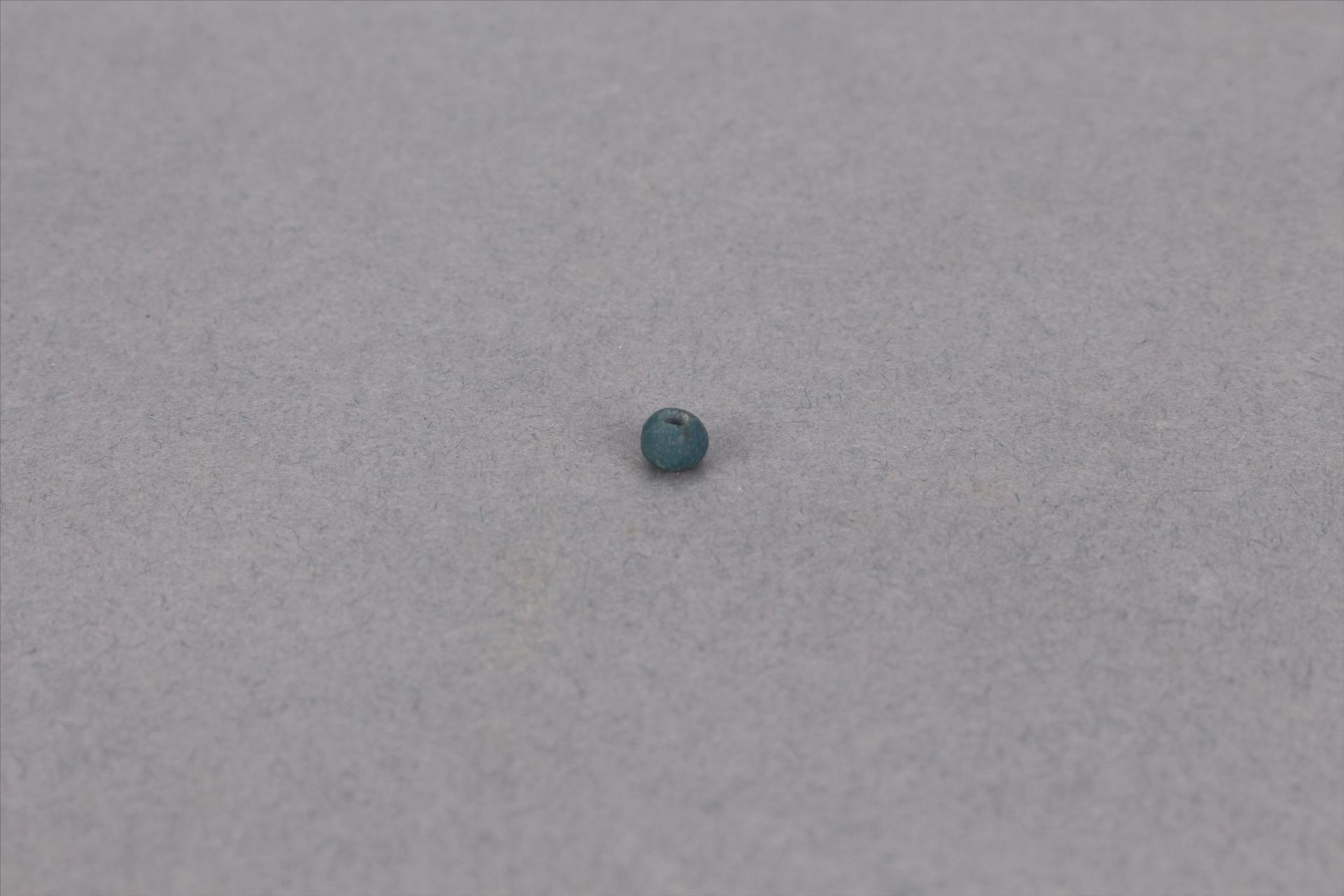 战国时期穿孔绿色陶料珠