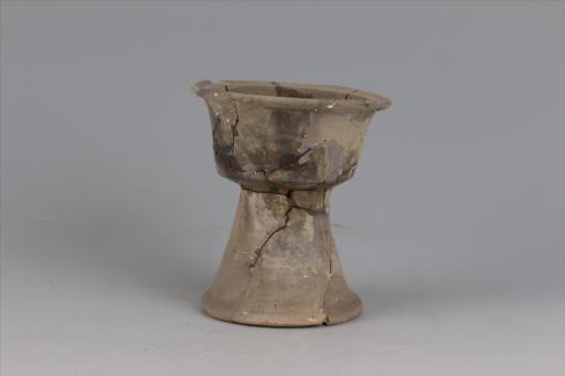 新石器时代屈家岭文化侈口弧腹高圈足黑陶杯