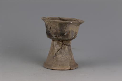 新石器时代屈家岭文化侈口弧腹高圈足黑陶杯