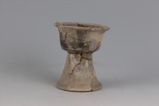 新石器时代屈家岭文化侈口弧腹高圈足黑陶杯