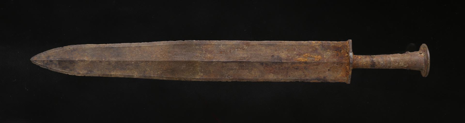 战国时期圆首空心茎窄格铜剑