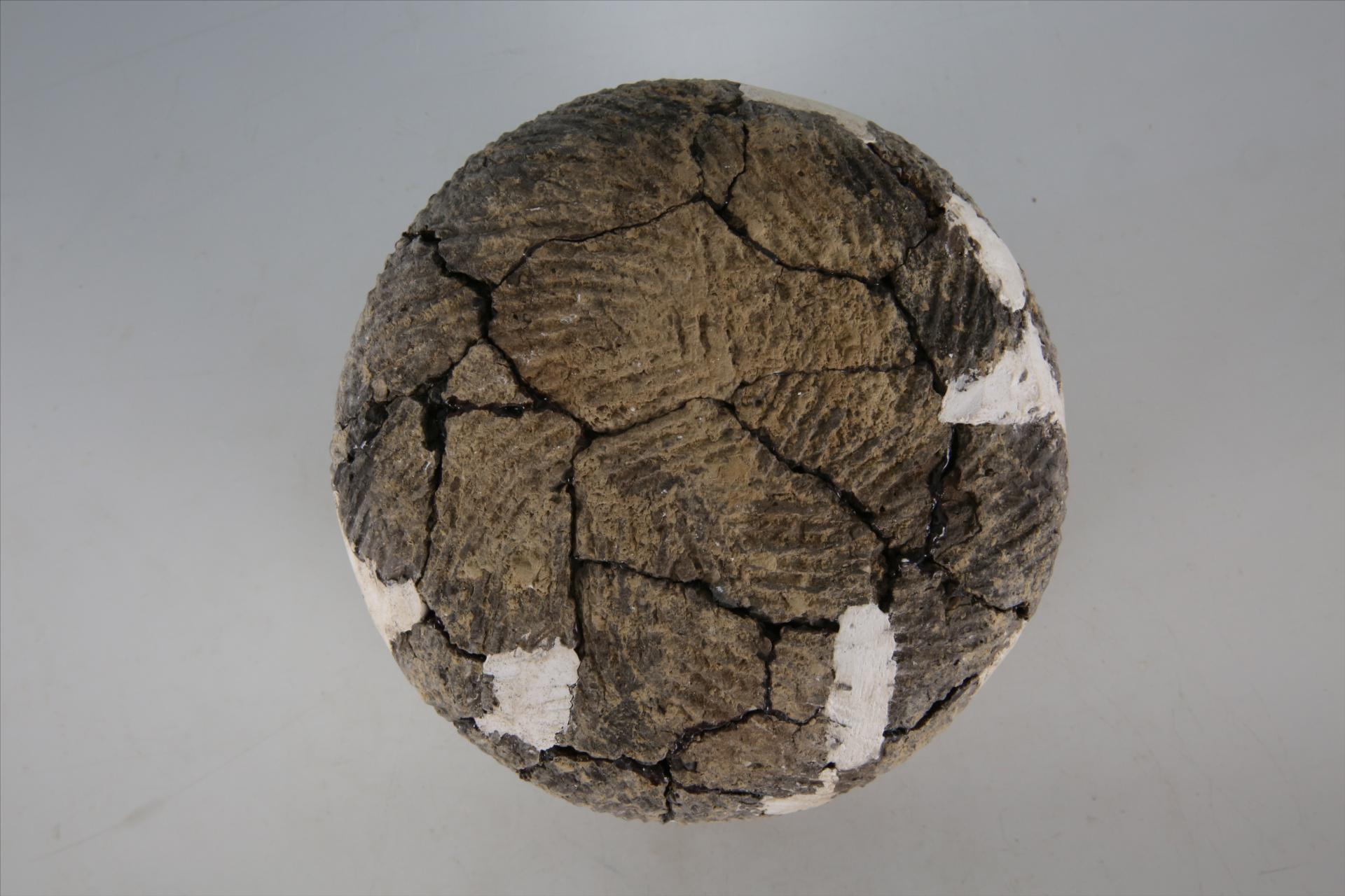 商弧腹圜底粗绳纹夹砂褐陶釜