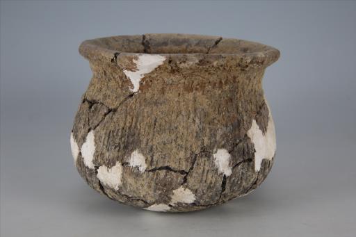 商弧腹圜底粗绳纹夹砂褐陶釜