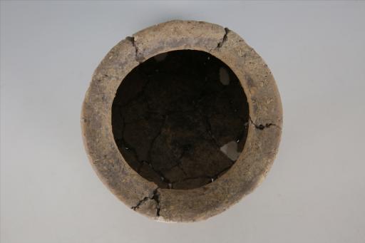 商弧腹圜底粗绳纹夹砂褐陶釜