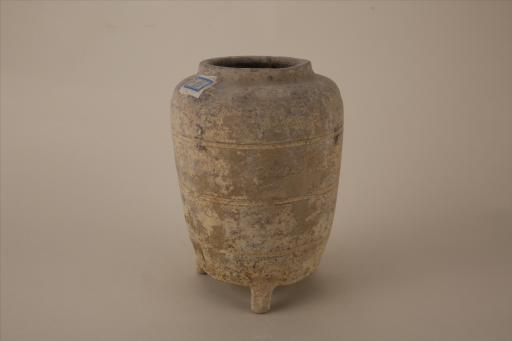 东汉直口筒形腹平底方窗三矮柱状足凹弦纹泥质灰陶仓