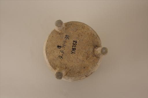 东汉直口筒形腹平底方窗三矮柱状足凹弦纹泥质灰陶仓