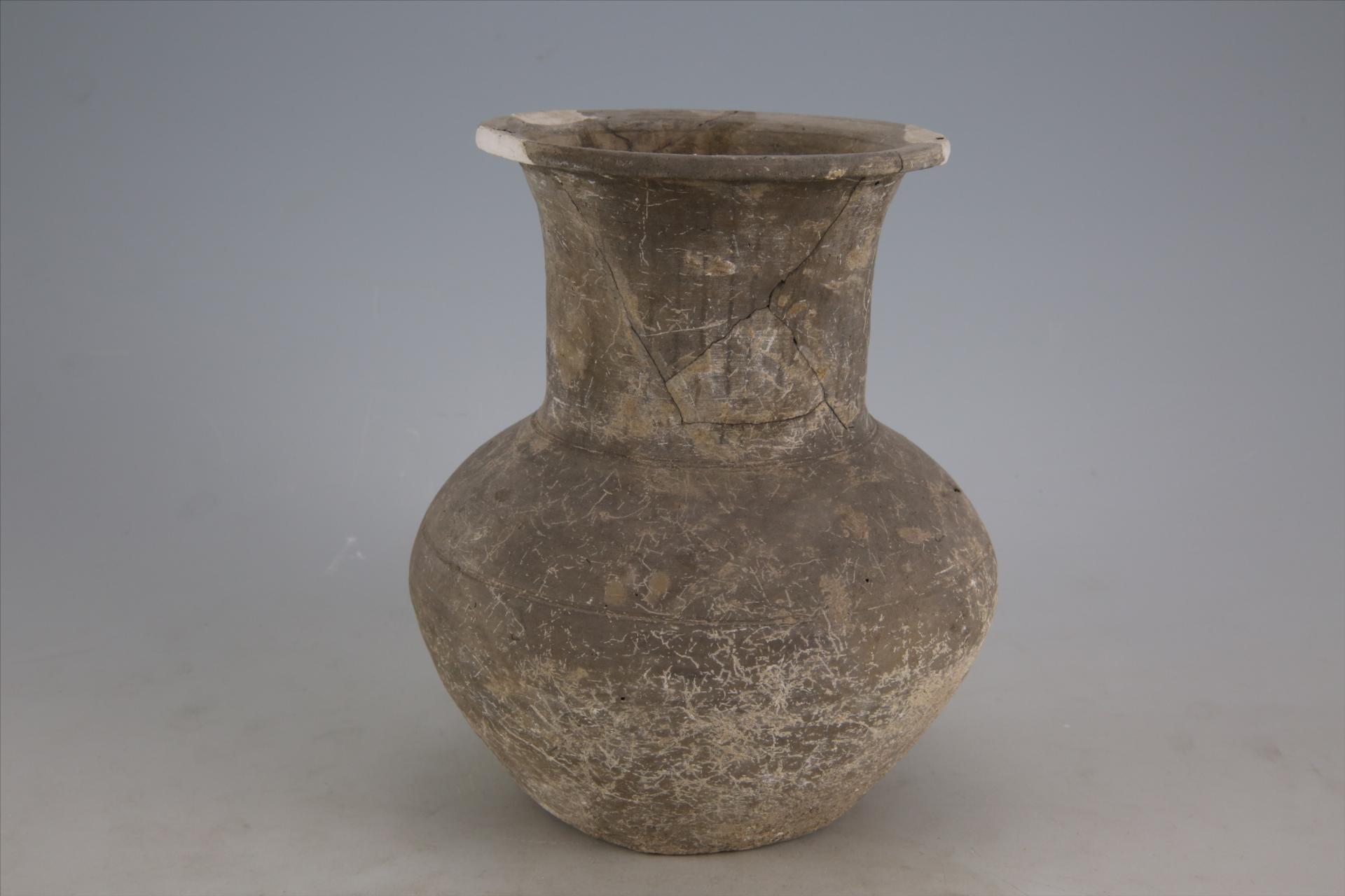 战国时期方唇高领鼓肩凹弦纹暗划纹泥质灰陶罐