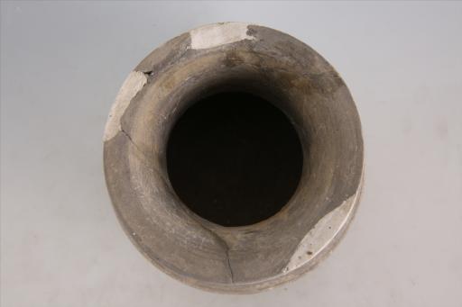 战国时期方唇高领鼓肩凹弦纹暗划纹泥质灰陶罐