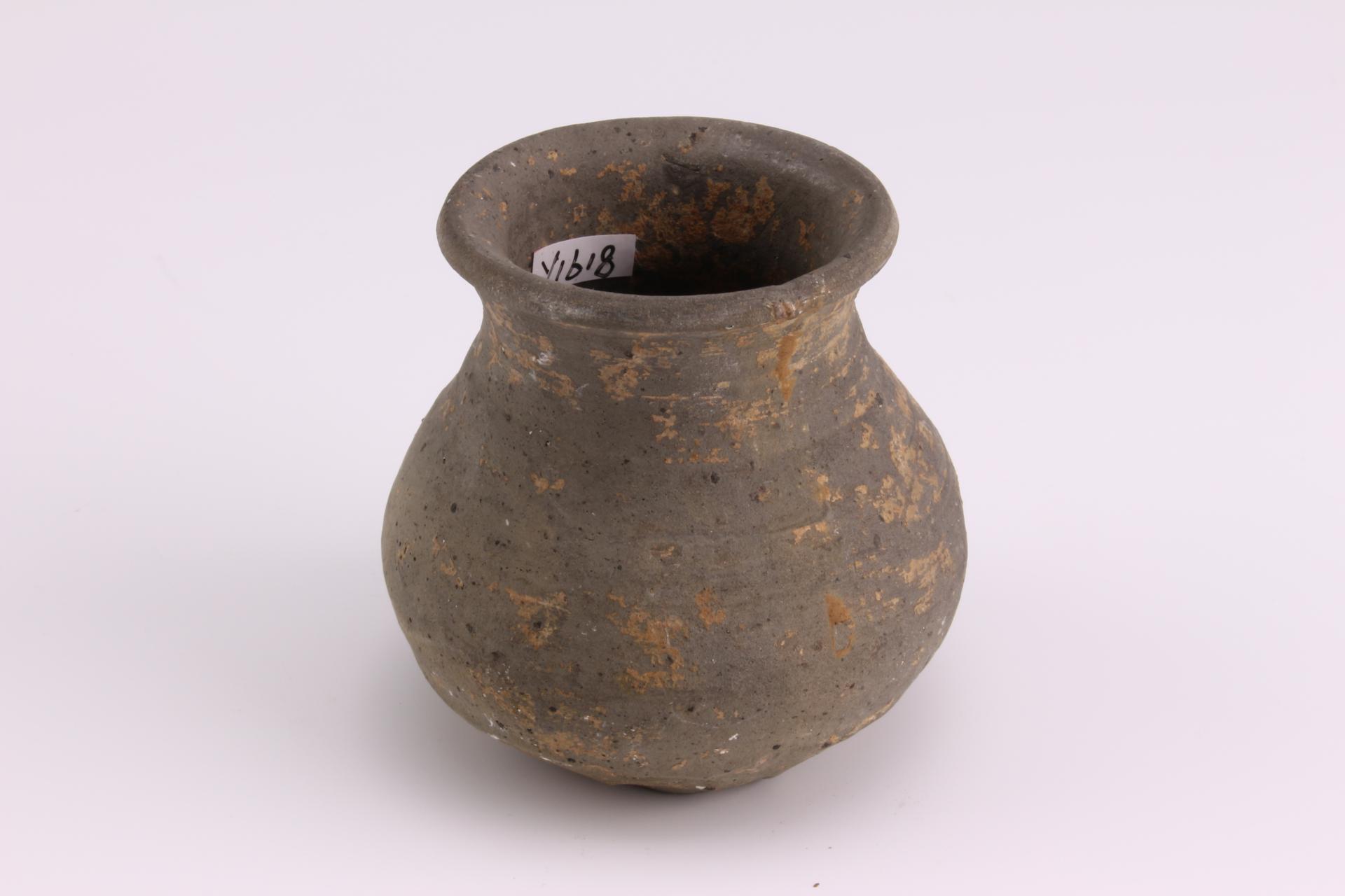 东汉平底夹砂灰陶罐