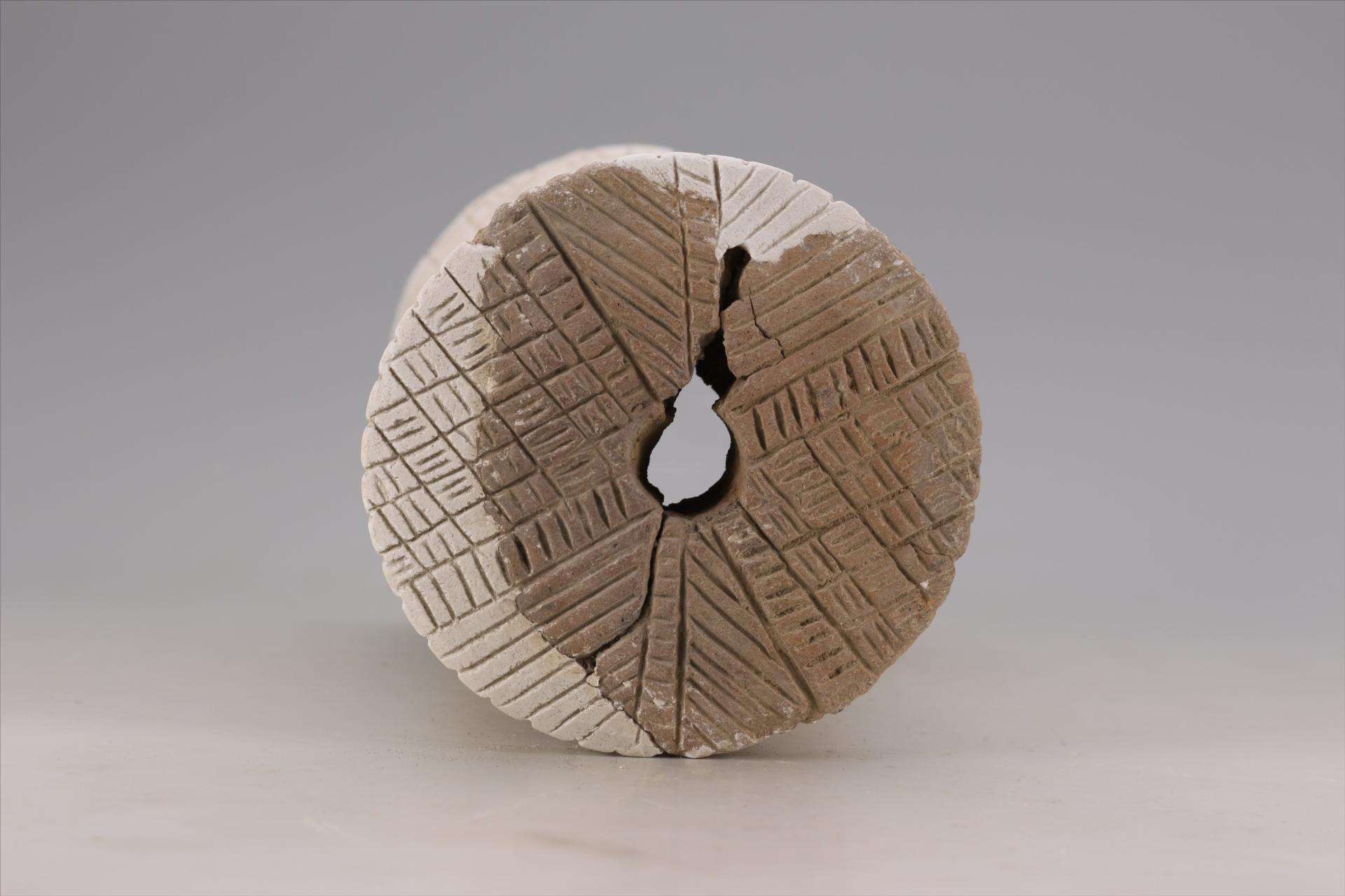 新石器时代大溪文化弧顶斜直壁中空刻划短条纹夹砂红陶支座