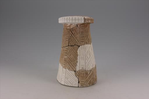 新石器时代大溪文化弧顶斜直壁中空刻划短条纹夹砂红陶支座