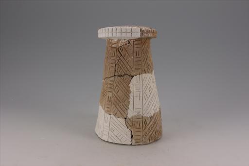 新石器时代大溪文化弧顶斜直壁中空刻划短条纹夹砂红陶支座