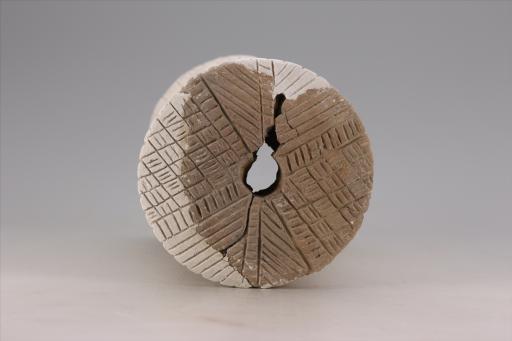 新石器时代大溪文化弧顶斜直壁中空刻划短条纹夹砂红陶支座