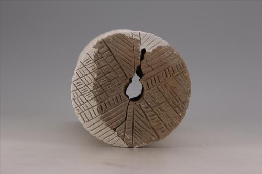 新石器时代大溪文化弧顶斜直壁中空刻划短条纹夹砂红陶支座