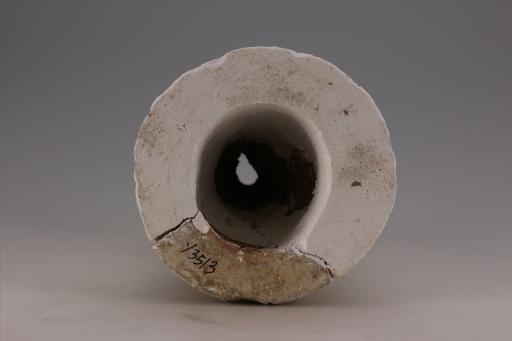 新石器时代大溪文化弧顶斜直壁中空刻划短条纹夹砂红陶支座