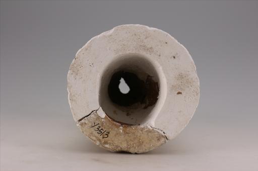 新石器时代大溪文化弧顶斜直壁中空刻划短条纹夹砂红陶支座