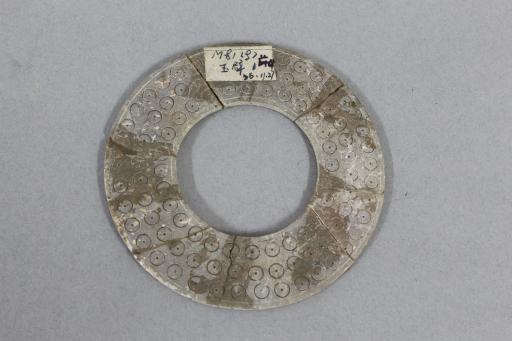 东汉三层圆点纹玉璧