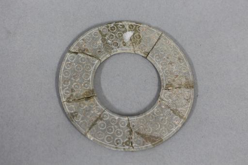 东汉三层圆点纹玉璧