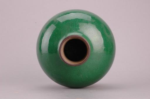清球腹哥釉绿瓷瓶