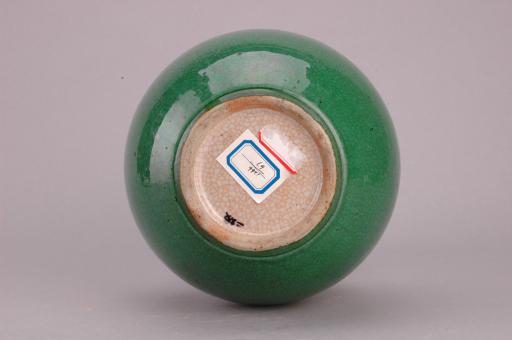 清球腹哥釉绿瓷瓶