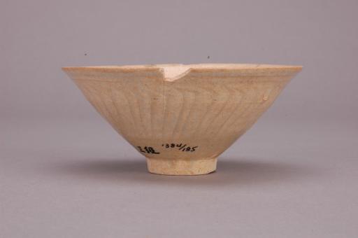 宋侈口矮圈足刻划莲瓣纹影青釉瓷盏