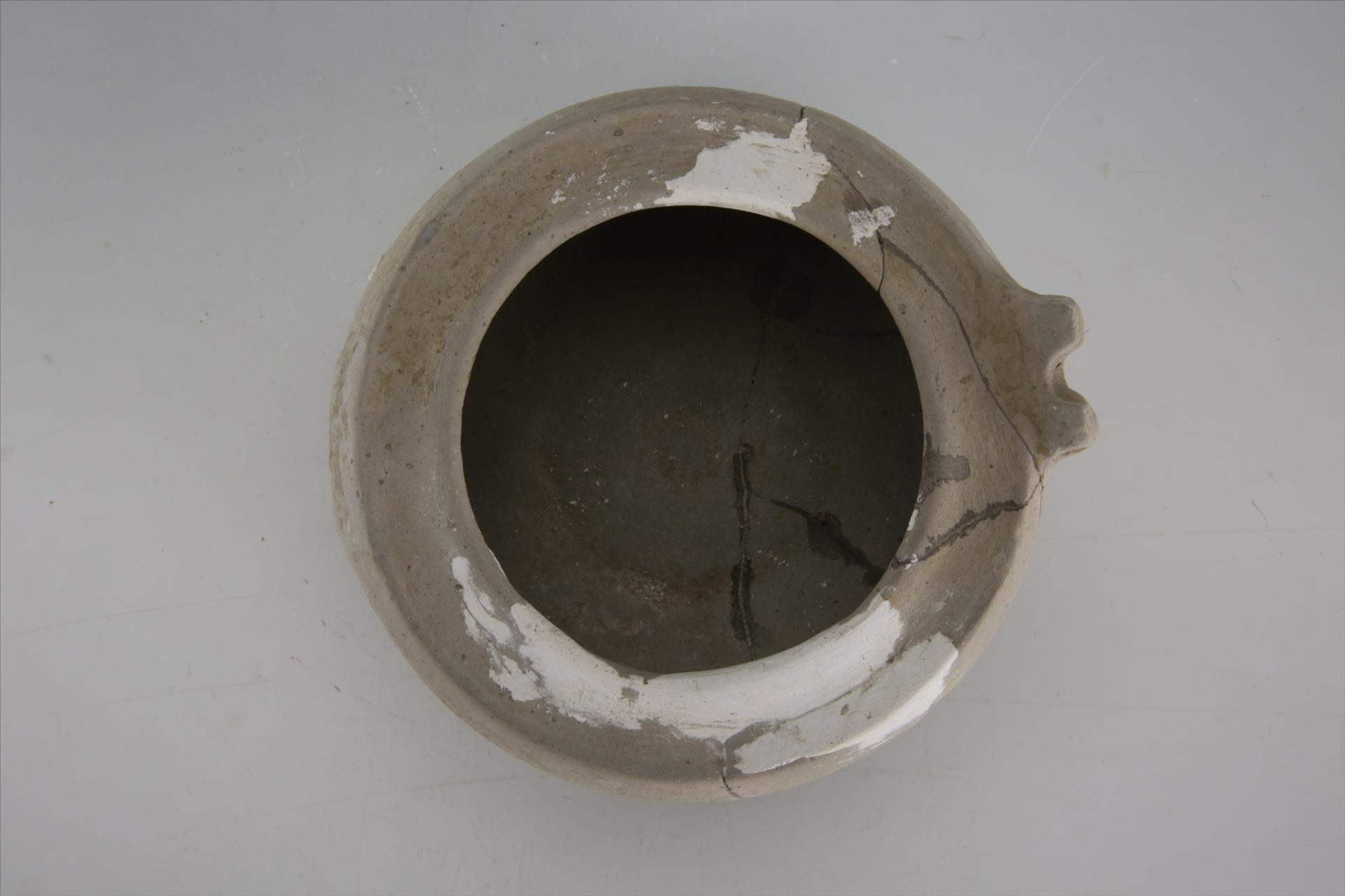 东汉子母口扁鼓腹弦纹夹细砂灰陶鼎