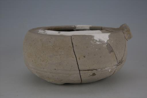 东汉子母口扁鼓腹弦纹夹细砂灰陶鼎