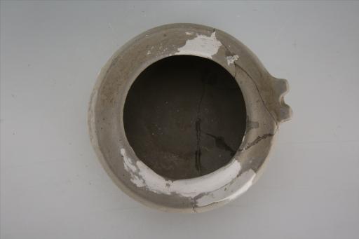 东汉子母口扁鼓腹弦纹夹细砂灰陶鼎