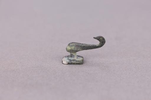 西汉鸟首方钮铜带钩