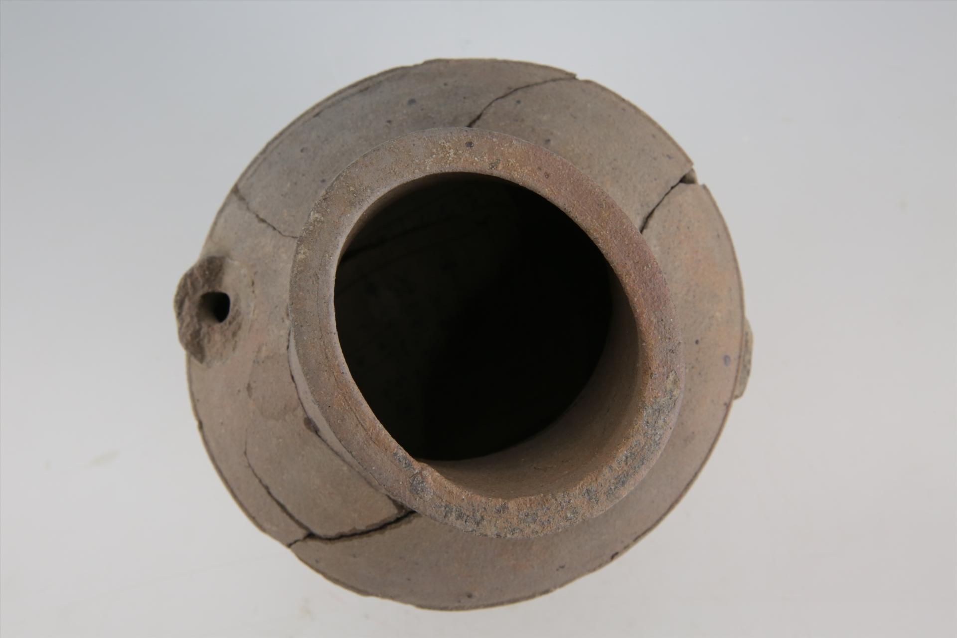 东汉束颈弧腹平底双耳凸棱纹夹砂红褐陶壶