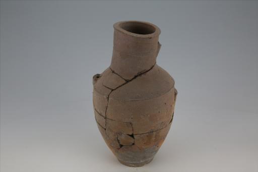 东汉束颈弧腹平底双耳凸棱纹夹砂红褐陶壶