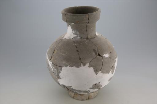 汉直口鼓腹圈足夹细砂灰陶壶