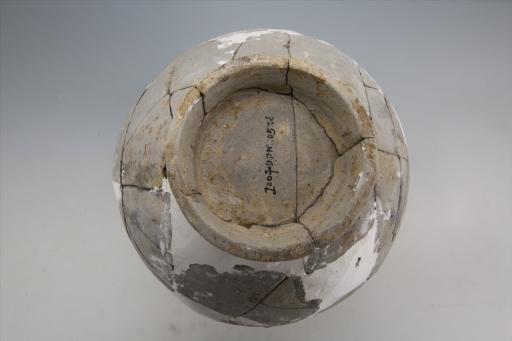 汉直口鼓腹圈足夹细砂灰陶壶