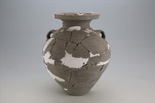 汉凹沿深弧腹双耳带状篦纹泥质灰陶罐