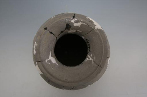 汉凹沿深弧腹双耳带状篦纹泥质灰陶罐