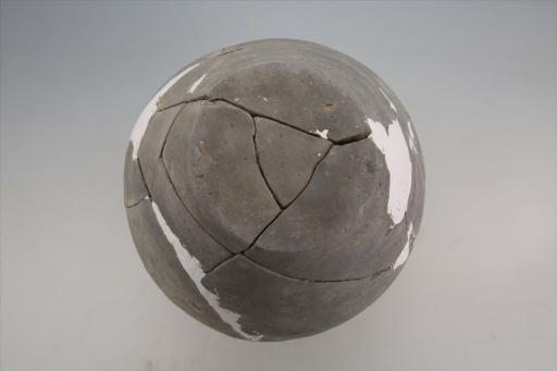 汉凹沿深弧腹双耳带状篦纹泥质灰陶罐