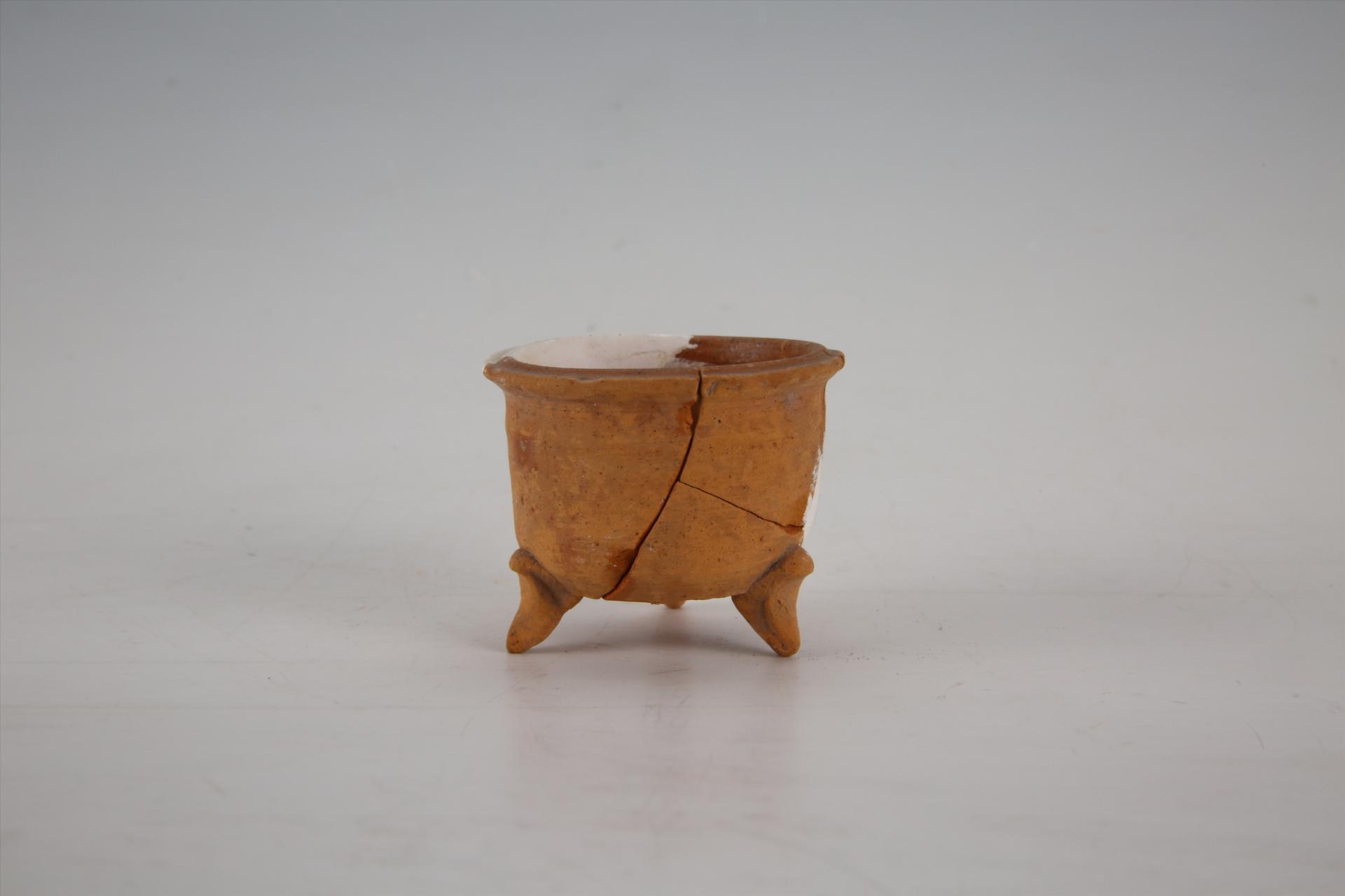 宋斜折沿直腹平底三足红胎黄釉陶鸟食罐